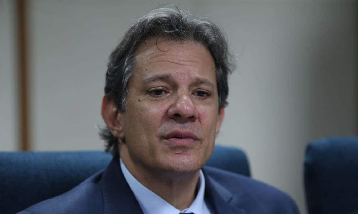 Foto de Fernando Haddad, Ministro da Fazenda, discursando plano