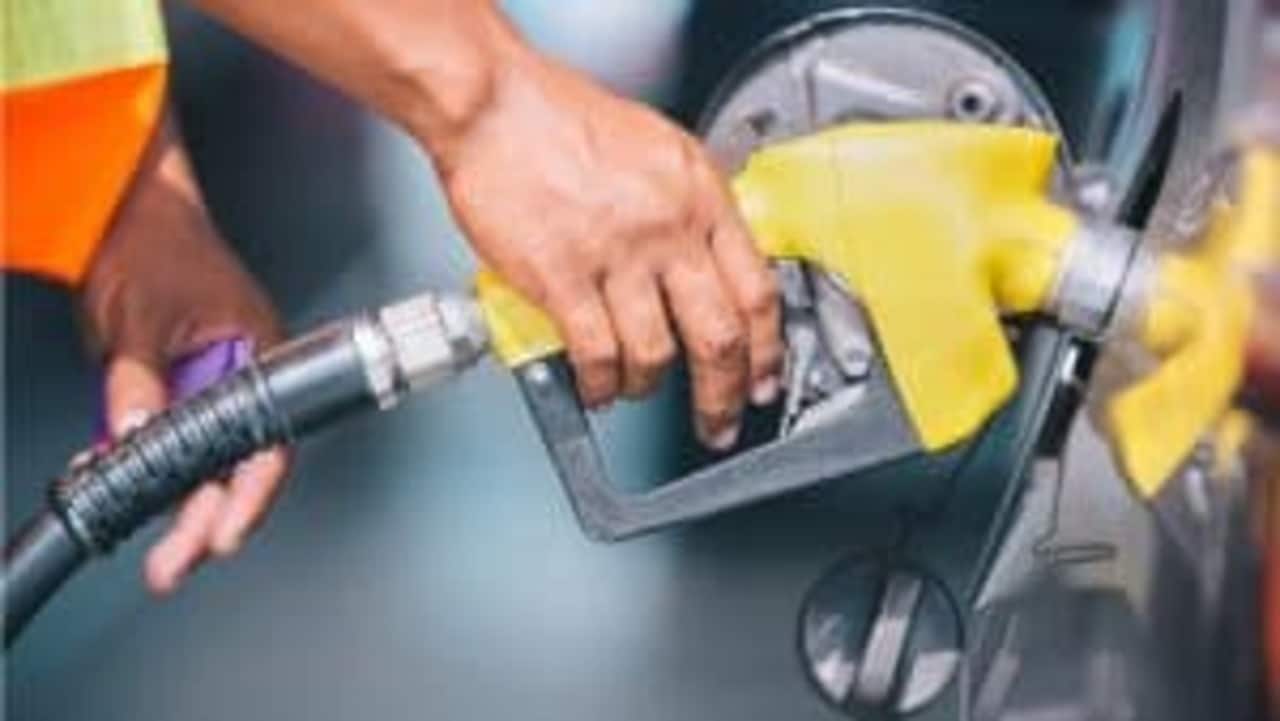 Mão abastecendo carro em posto de gasolina icms