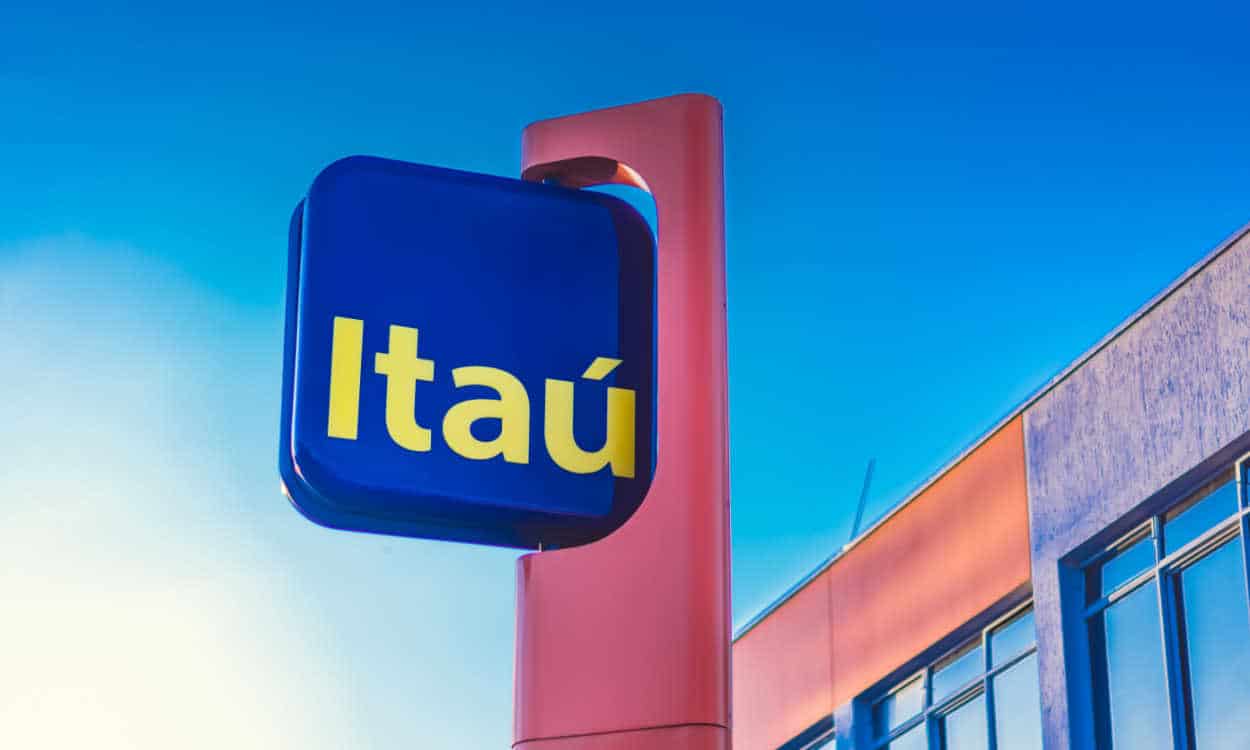 Placa de sinalização do Itaú