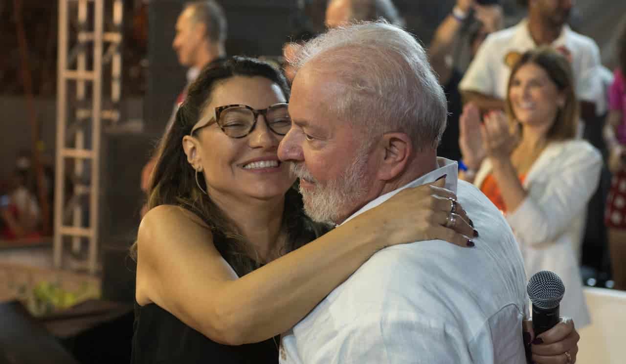 Imagem da primeira-dama, Janja, abraçando o presidente Luiz Inácio Lula da Silva.