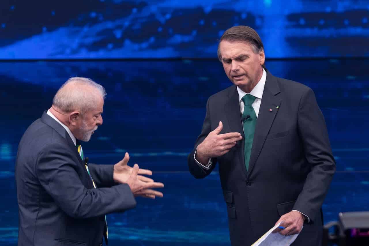 O atual presidente Lula e o ex-presidente Bolsonaro discutindo durante debate das eleições presidenciais de 2022.