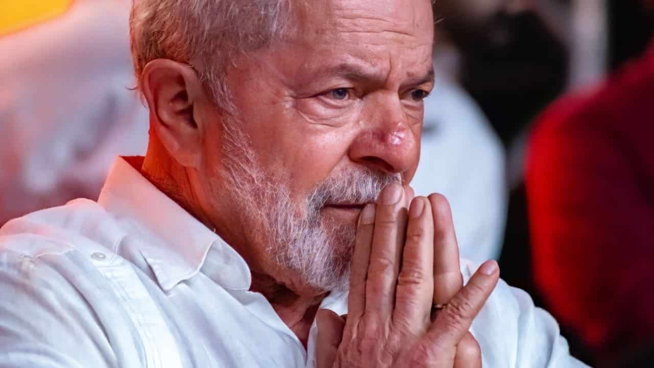 Imagem do presidente Luiz Inácio Lula da Silva com semblante de preocupação e as mãos próximas à boca