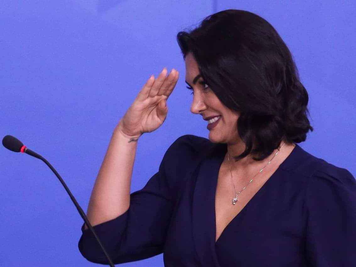 Michelle Bolsonaro acenando