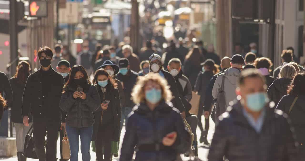 Pessoas na rua usando máscaras de proteção a doenças