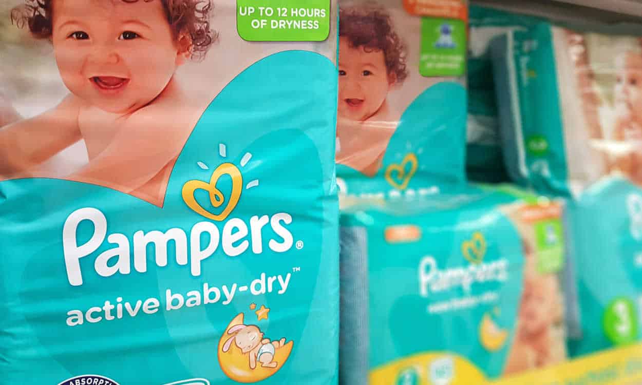 Vários pacotes de fraldas Pampers que parecem estar na prateleira de uma loja