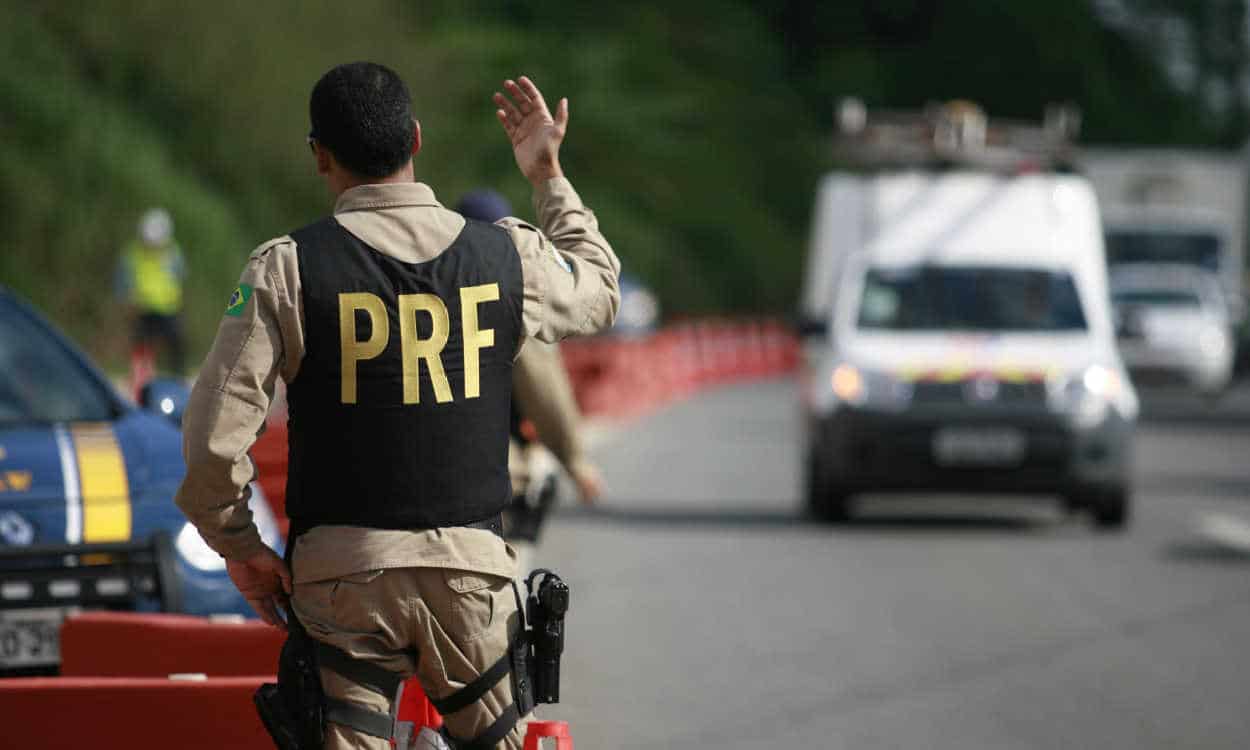 Oficial da Polícia Rodoviária Federal (PRF) em fiscalização feriado rodovias