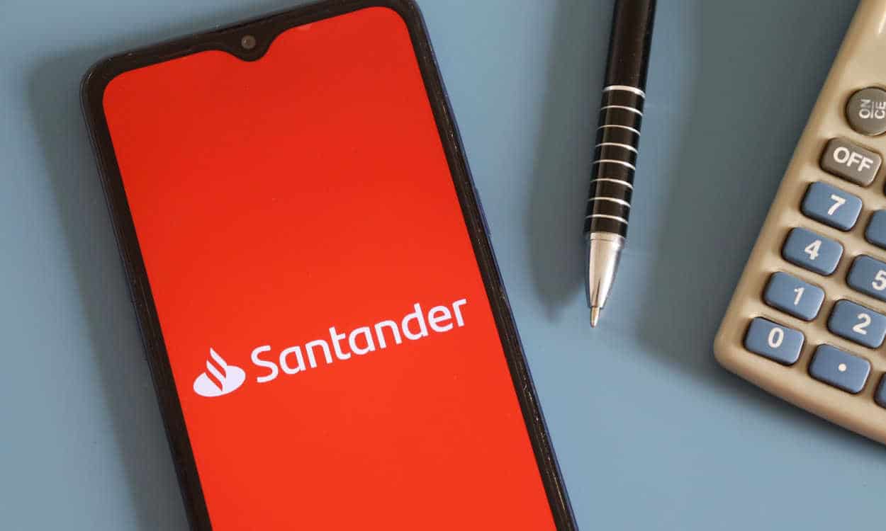 Celular com a logo do Santander na tela