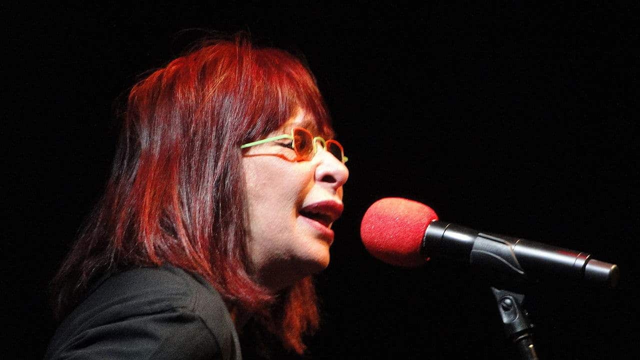 Rita Lee no palco cantando