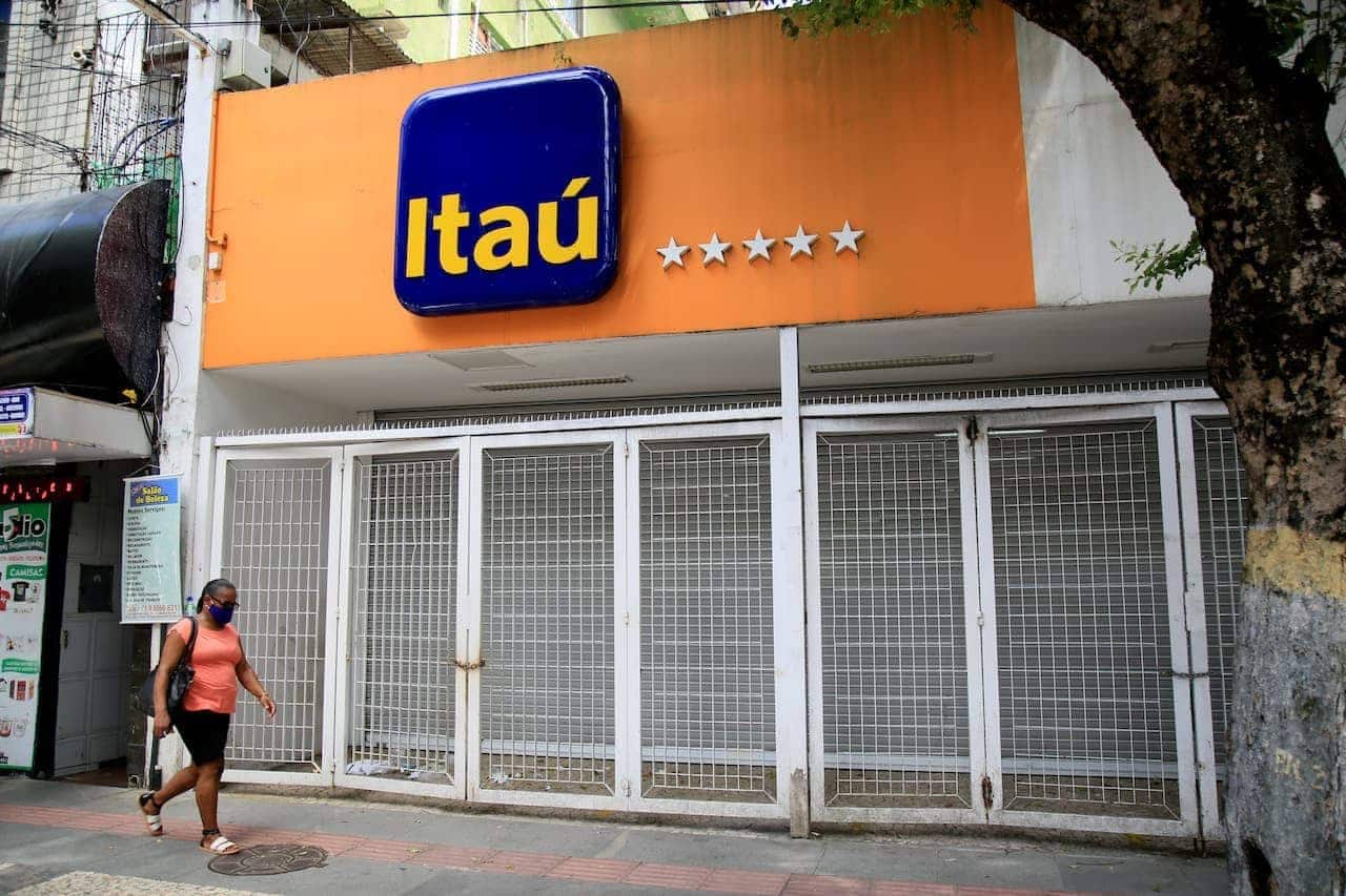 Fachada de agência Itaú fechada bancos
