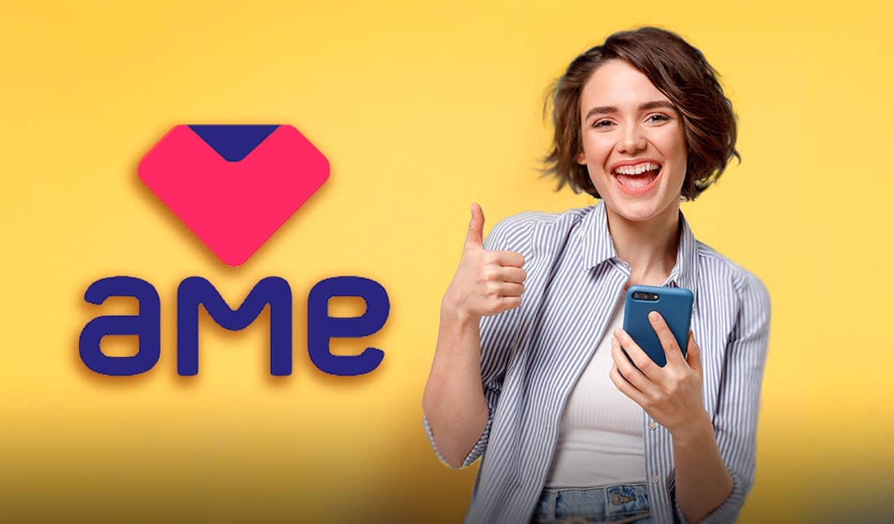 Imagem com o logo do Ame e uma mulher branca, de cabelos castanhos, segurando o celular e fazendo o sinal de joia com a mĂŁo.
