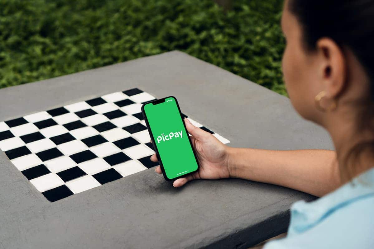 Aplicativo PicPay em celular de cliente