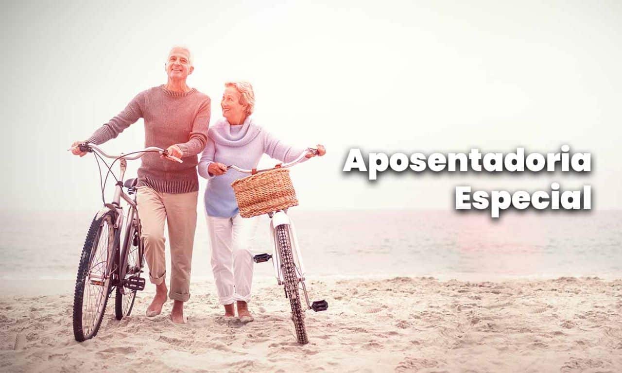 Casal de idosos empurrando bicicletas lado a lado. Ao lado, lê-se "aposentadoria especial".