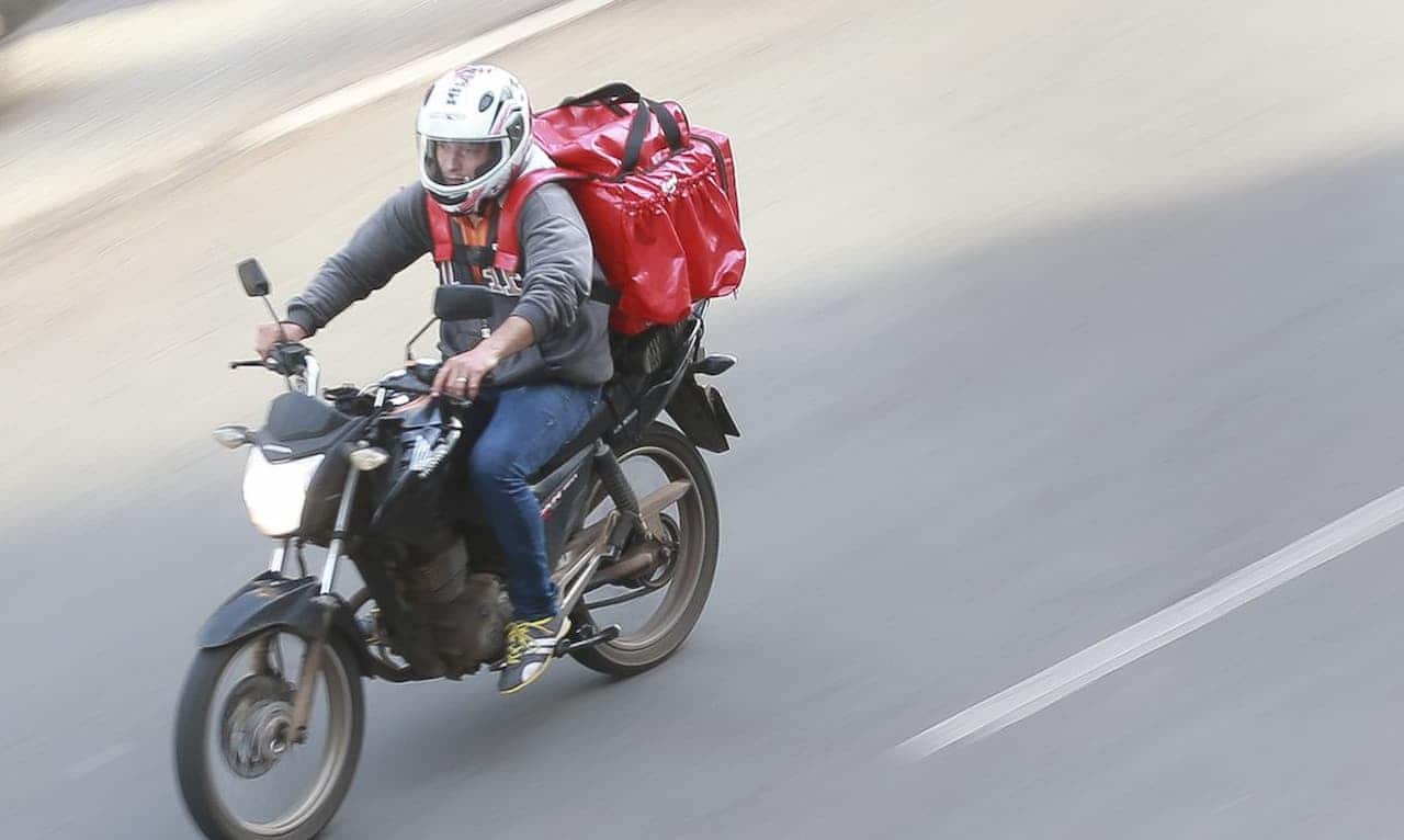 Entregador do iFood na moto