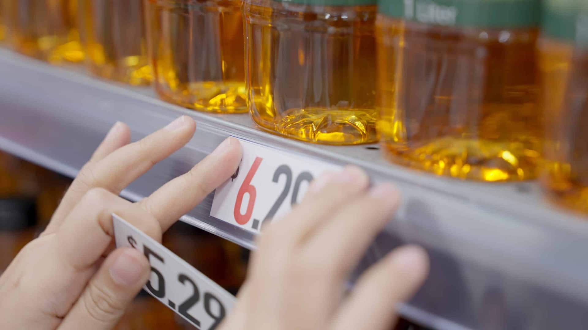 troca de etiqueta de preço no mercado, aumentando o preço do produto.