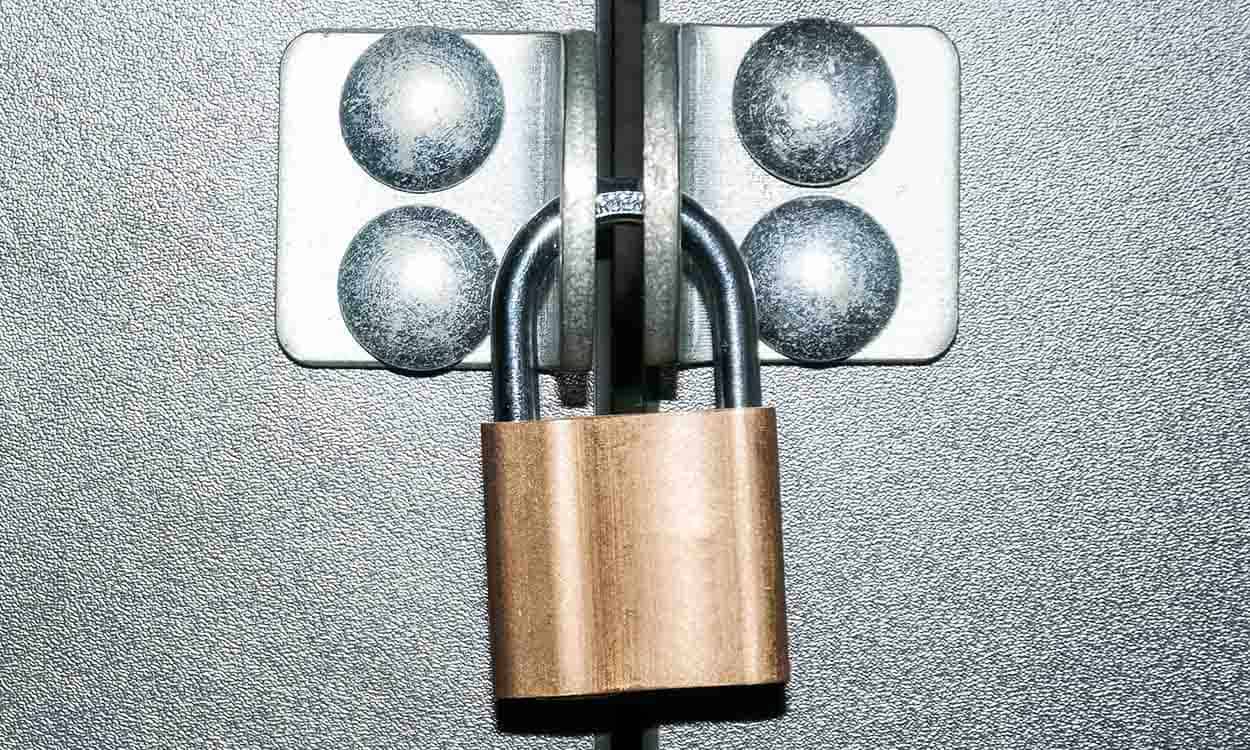 imagem de um cadeado dourado trancado em porta