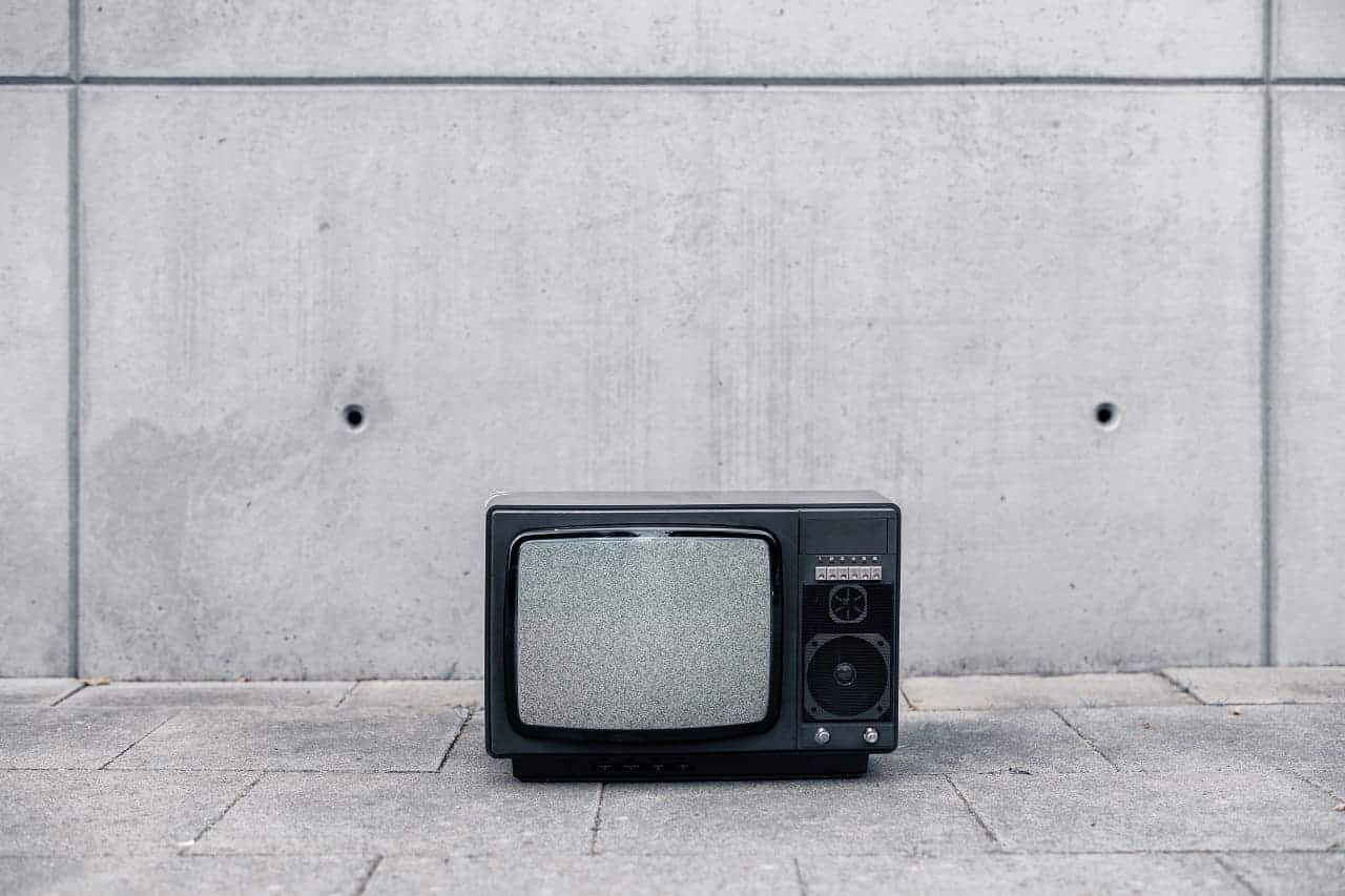 Imagem de uma TV com a imagem estática