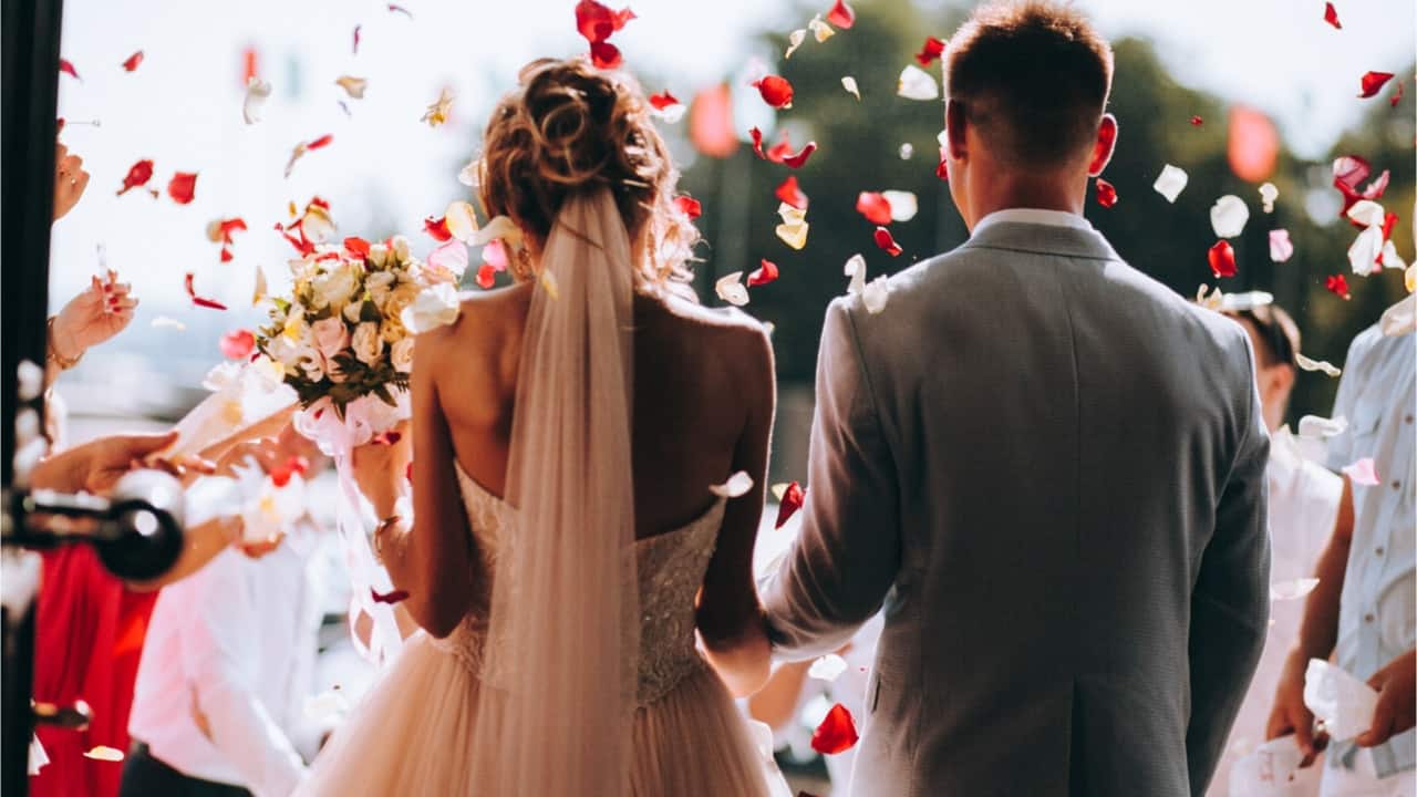 Casal de costas em casamento licença casamento