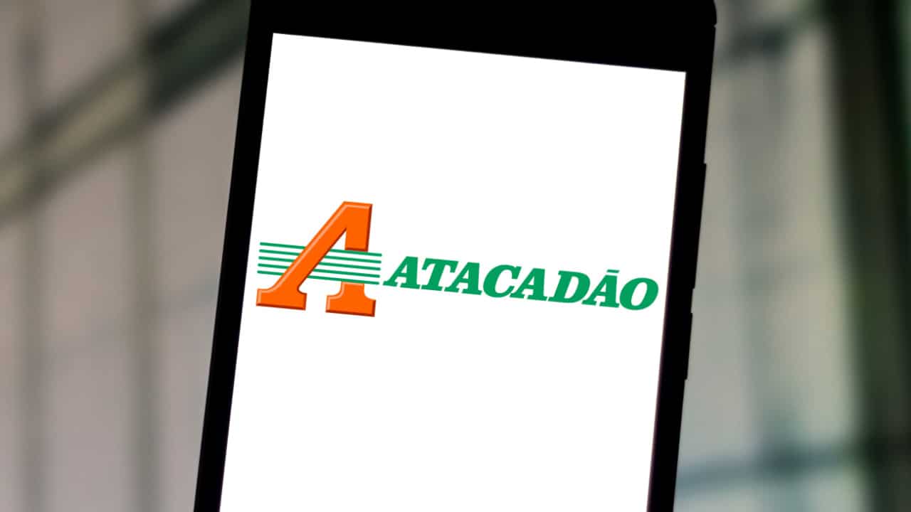 Tela de celular mostrando logo da rede supermercados Atacadão