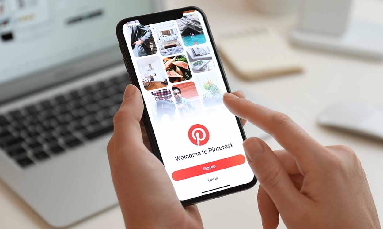 Pessoa mexendo no aplicativo do Pinterest
