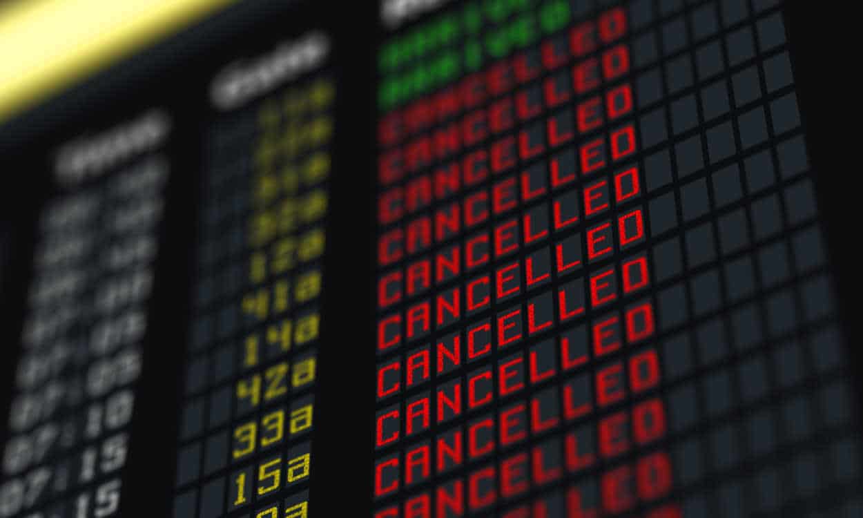 Painel de um aeroporto mostrando vários voos cancelados