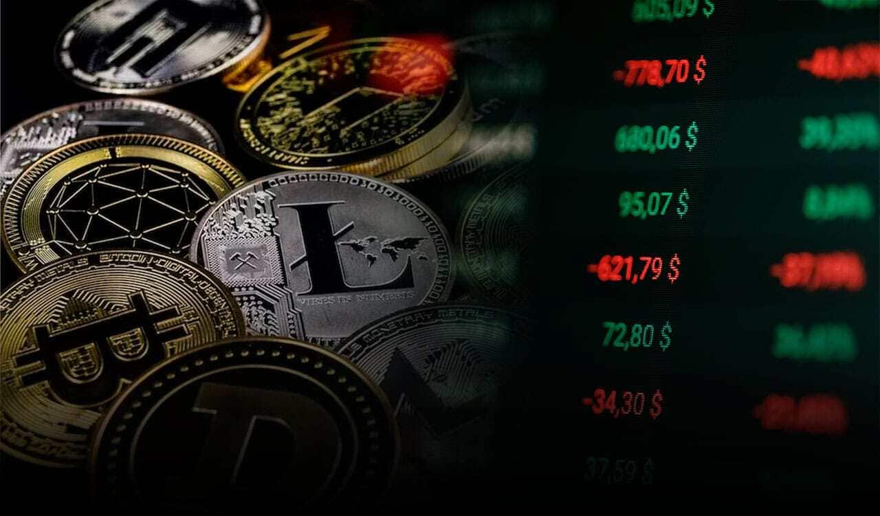 Montagem com a imagem de várias criptomoedas na esquerda e gráficos de ações na direita