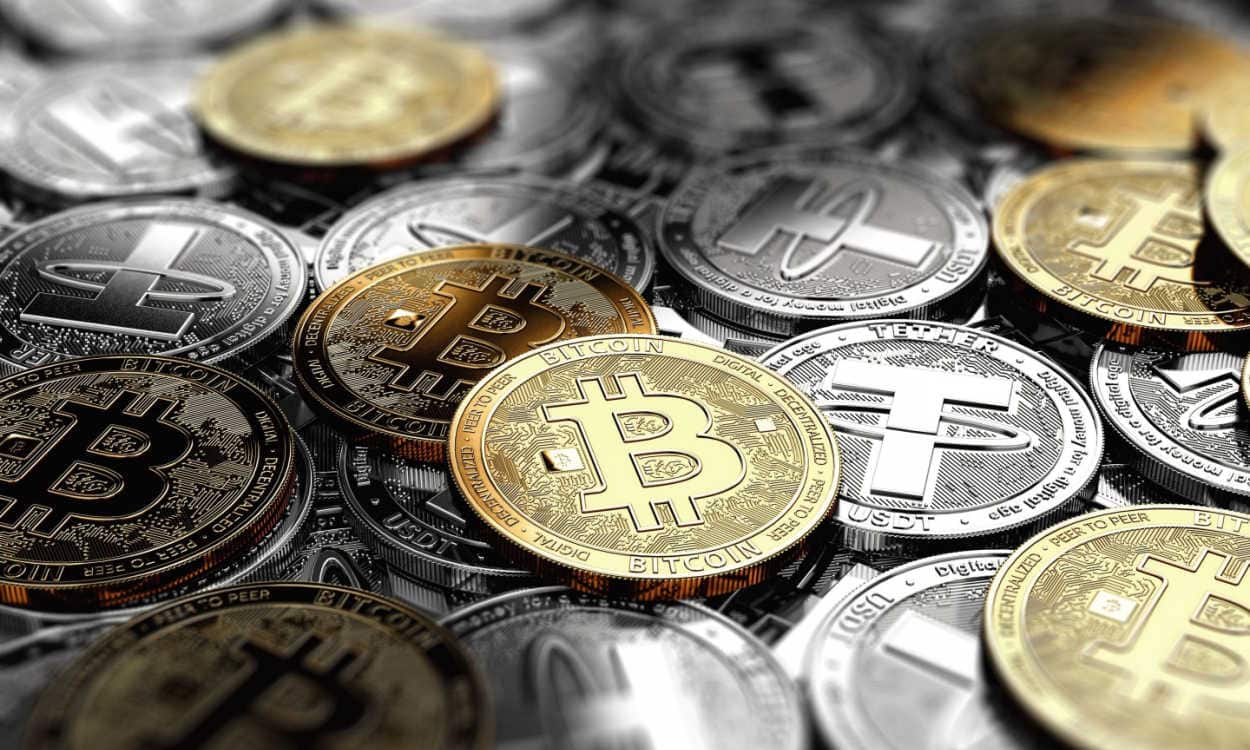 Várias criptomoedas em forma de moedas físicas