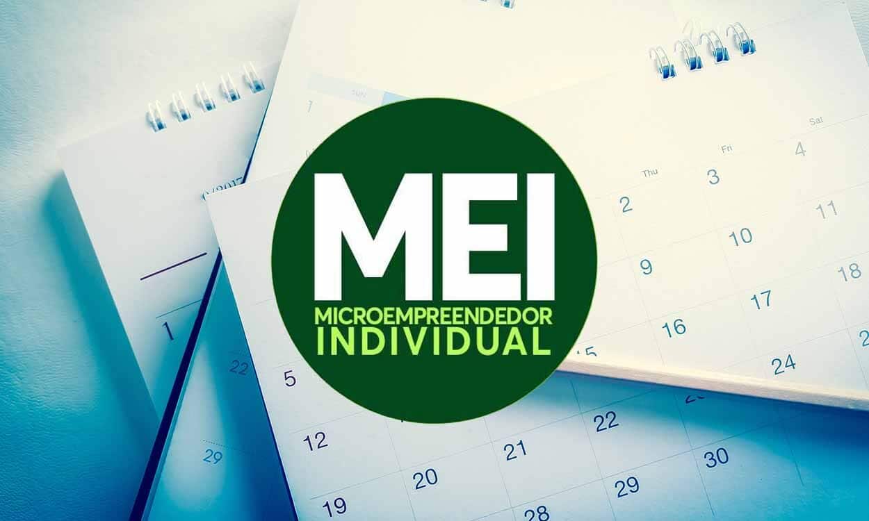No centro da imagem, o logo do MEI (Microempreendedor Individual), no fundo há vários calendários de mesa.