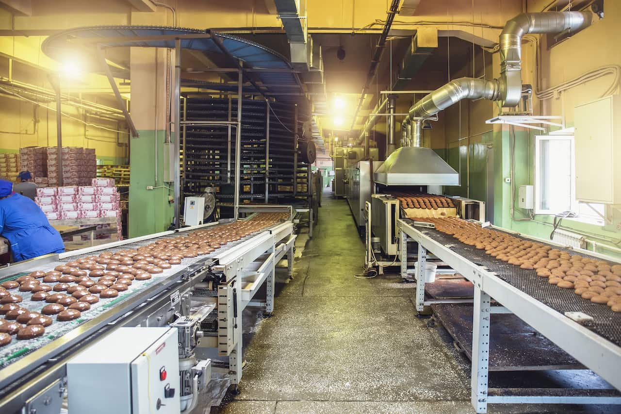 Interior de uma fábrica de biscoitos.