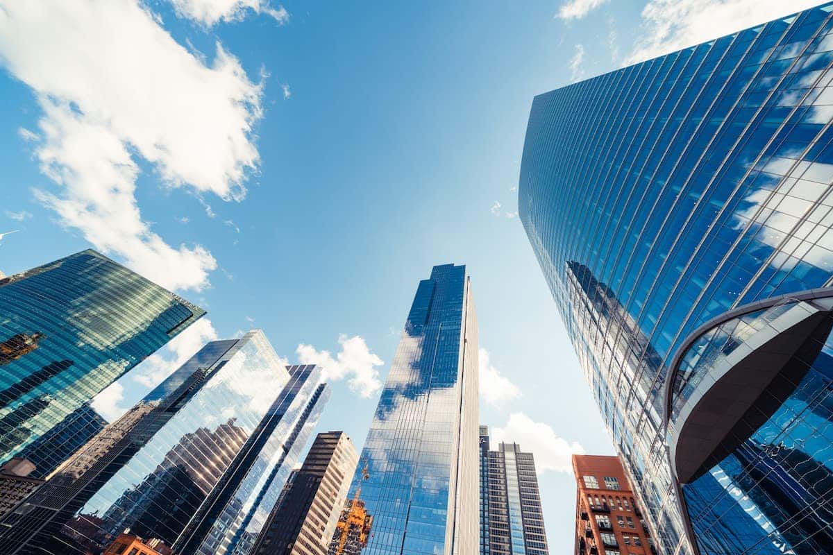 Imagem de diversos prédios empresariais em zona urbana.