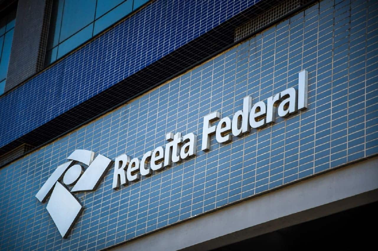 Foto da fachada de um prédio da Receita Federal, com o nome e logo do órgão