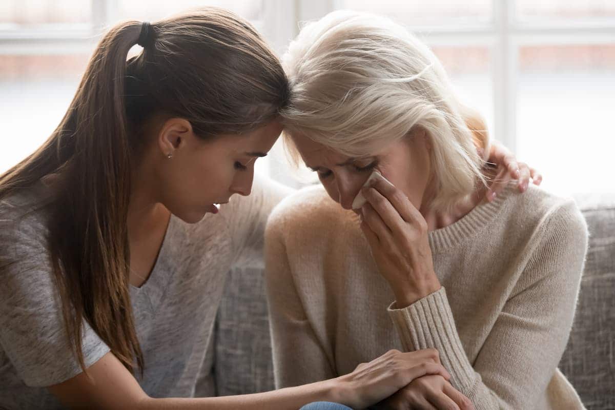 Família triste com filha consolando a mãe