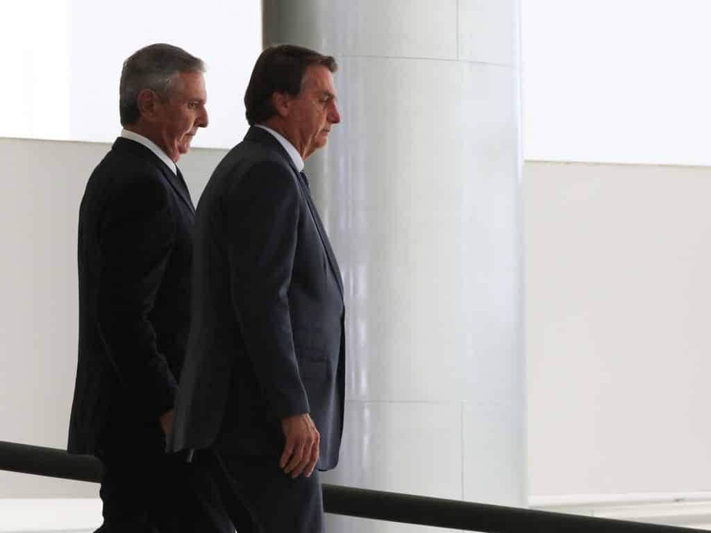 Imagem de Fernando Collor caminhando ao lado de Jair Bolsonaro