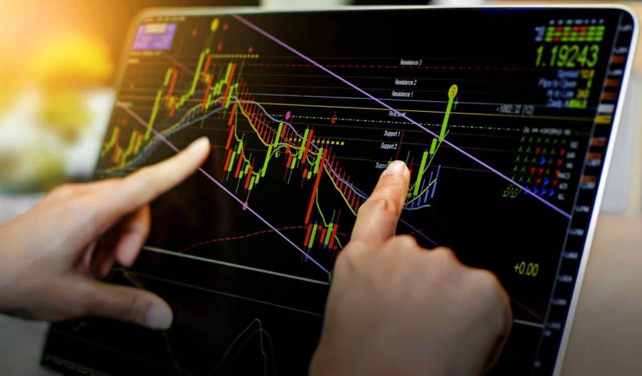 Pessoa aponta para gráfico de Forex