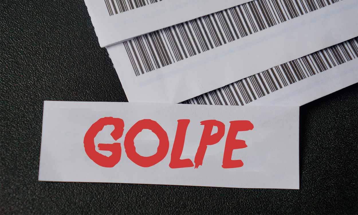 Imagem mostra pequena tira de papel com a palavra "golpe" escrita com uma caneta vermelha. Ao lado, há três papéis com código de barras nas pontas