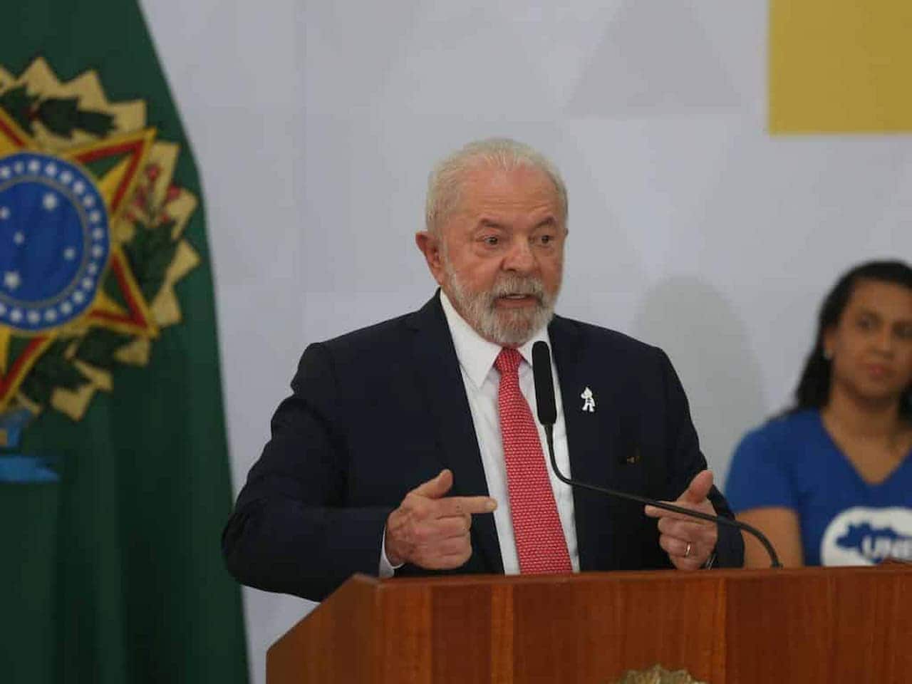 Imagem de Lula discusando