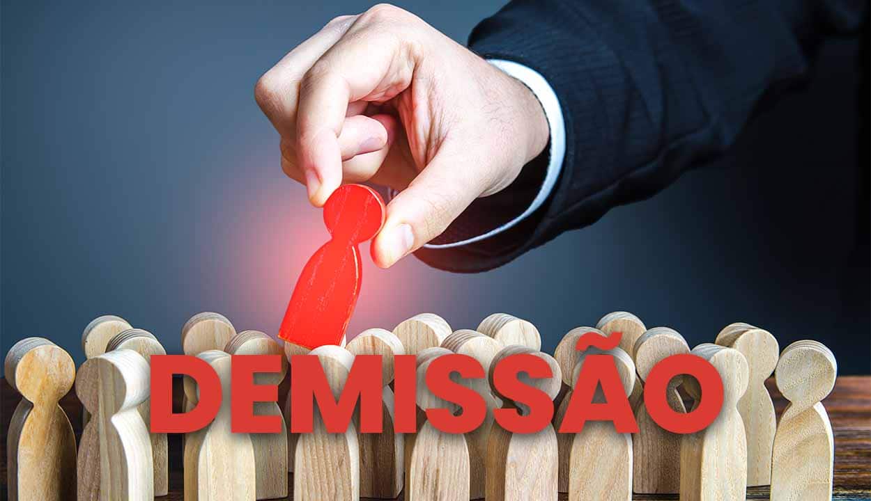 Homes retirando um boneco de cor vermelha de um conjuntos de bonecos iguais feitos de madeira. Abaixo aparece o texto "Demissão"