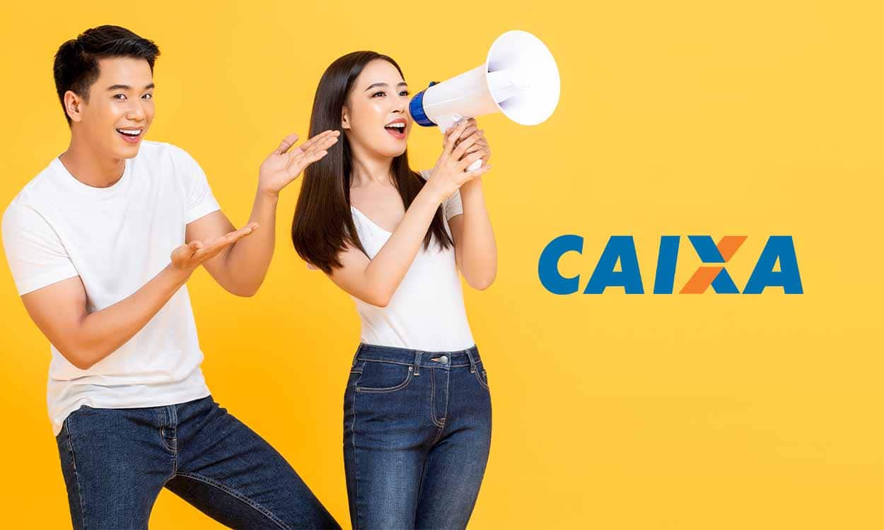 Homem e mulher felizes. Ele aponta com as duas mãos pra ela, que fala em um megafone. A imagem tem a logo da Caixa Econômica Federal adicionada via edição