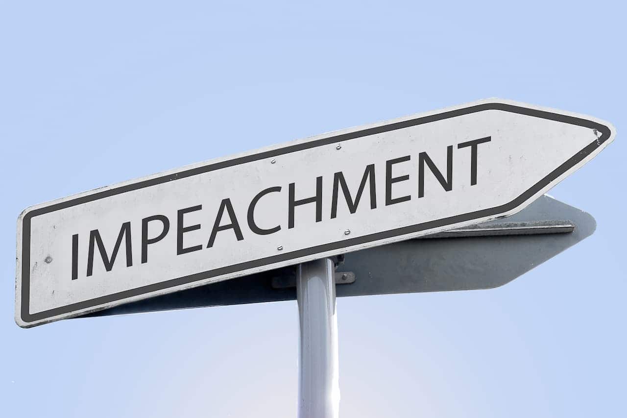Placa escrito "impeachment"