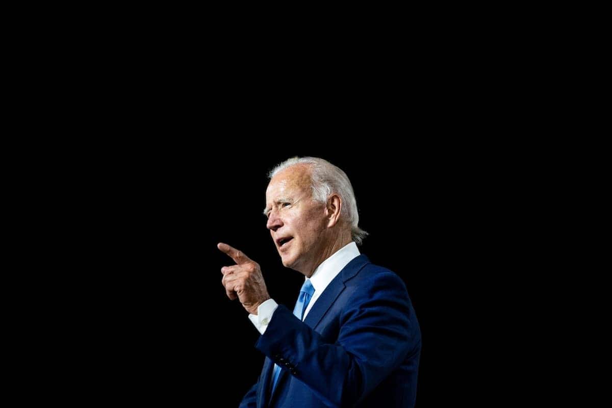 Em um fundo preto está Joe Biden, presidente dos EUA