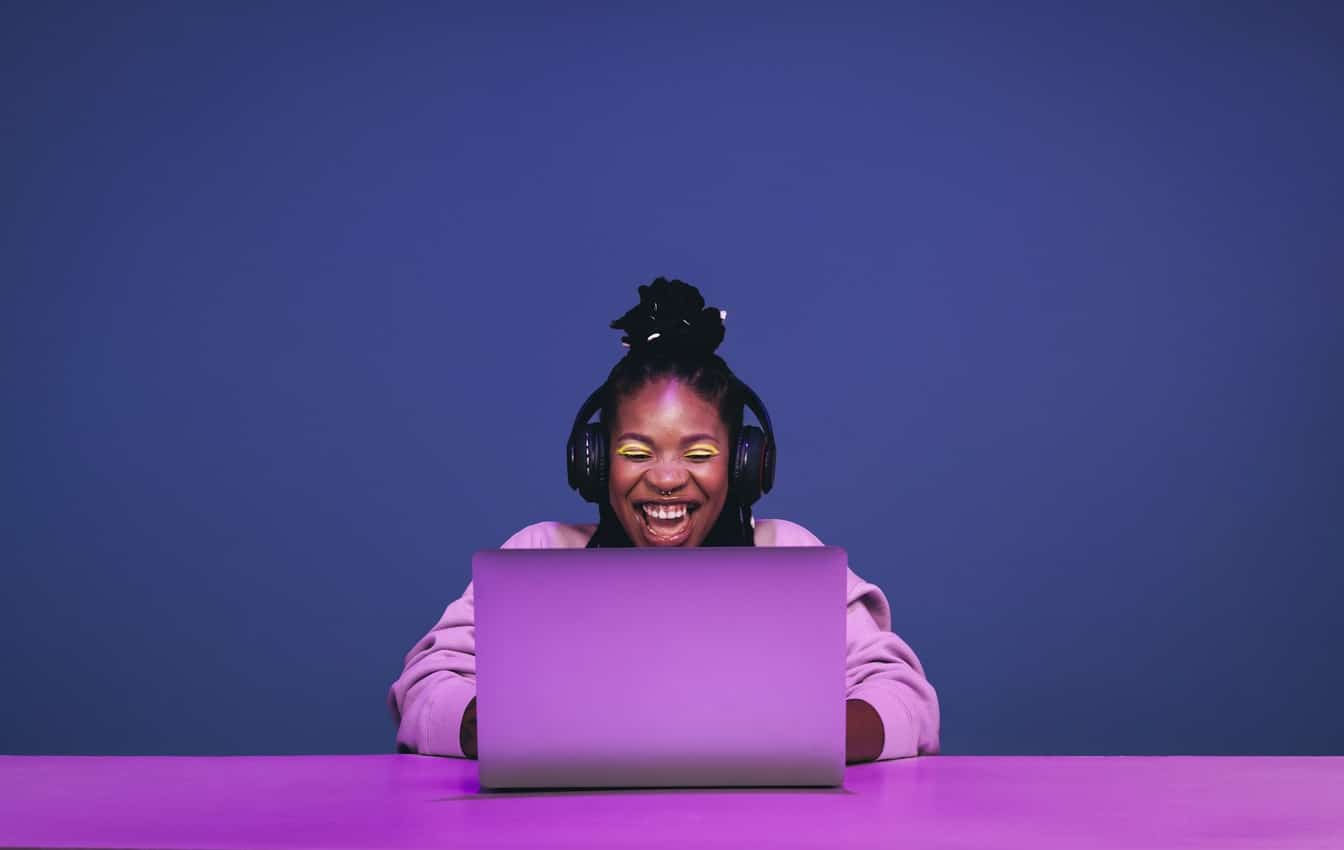 Menina está com fome gamer jogando em um notebook