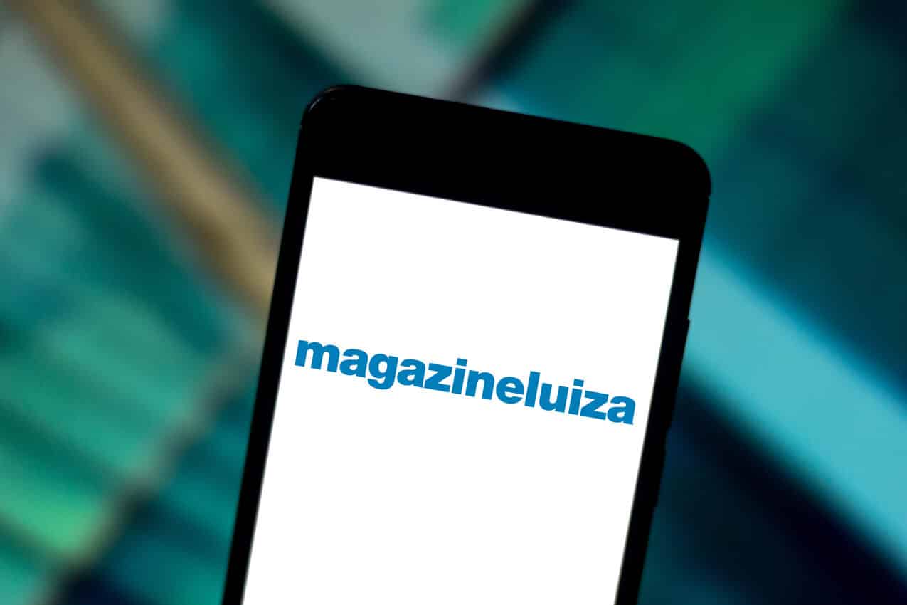 Celular com a tela inicial do magazine luiza