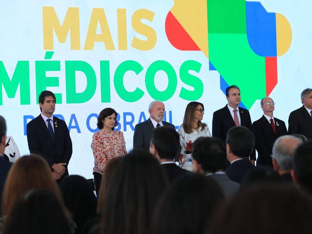 O presidente da República, Luiz Inácio Lula da Silva, e a ministra da Saúde, Nísia Trindade, durante solenidade que anunciou a retomada do programa Mais Médicos para o Brasil.