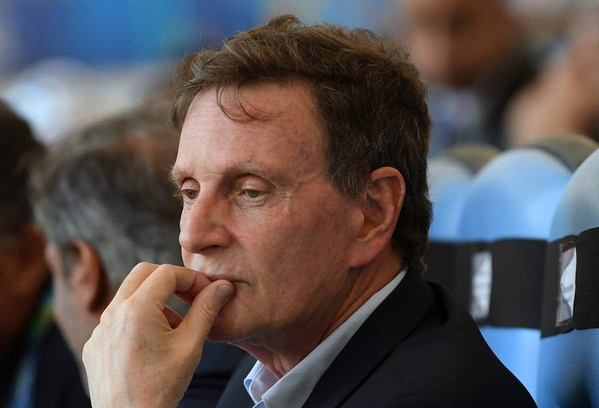 Deputado Federal e ex-prefeito Marcelo Crivella com a mão nos lábios.