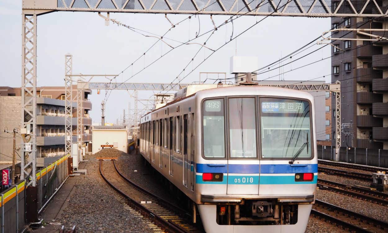 Imagem de um trem do metrô nos trilhos