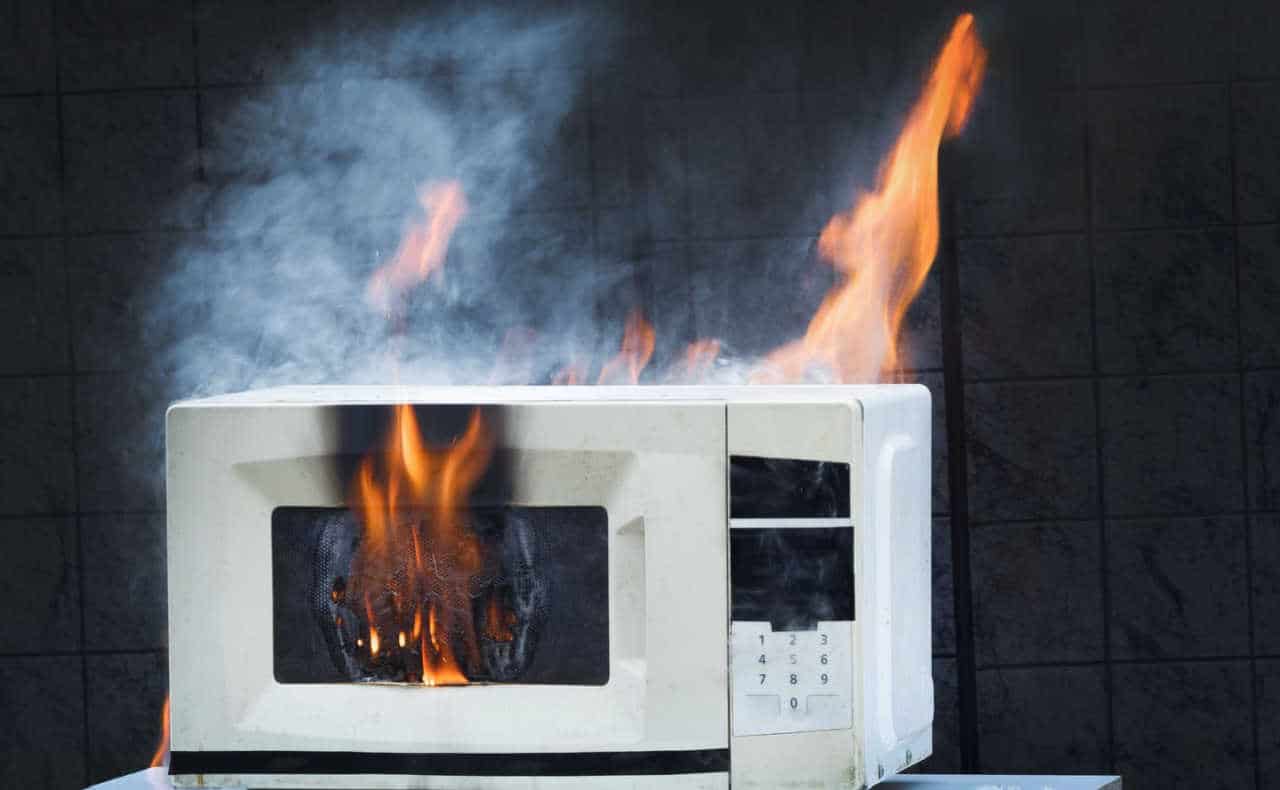 um microondas pegando fogo