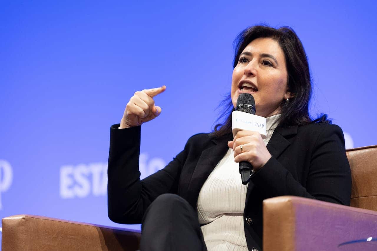 Ministra Simone Tebet discursando.