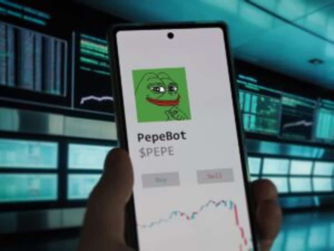 Mão segurando celular que mostra a Pepecoin.