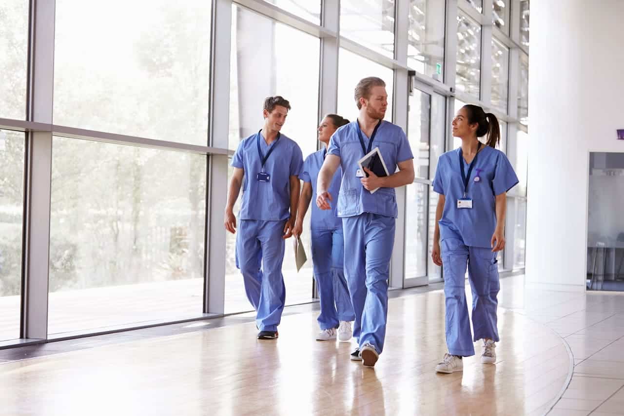 enfermeiros andando e conversando entre si em um hospital
