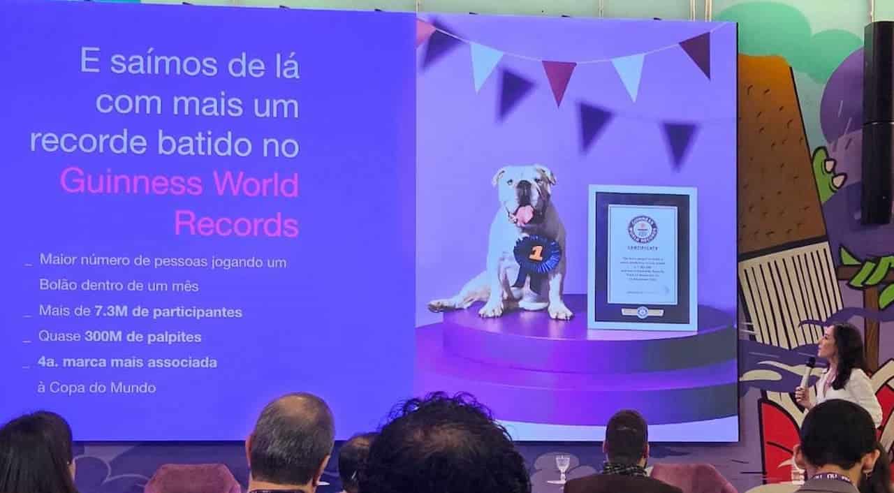 Evento do Nubank com telespectadores assistindo a uma apresentação no telão.