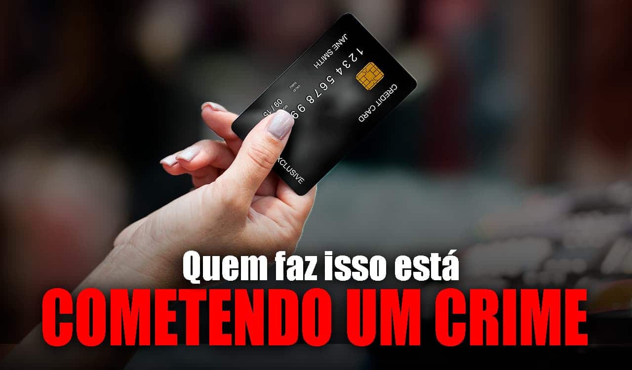 mão feminina segurando cartão de crédito, na parte inferior, está escrito "Quem faz isso está cometendo um crime"